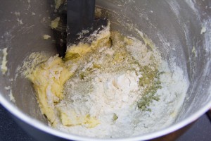 Puis ajoutez la farine, la levure et le thé